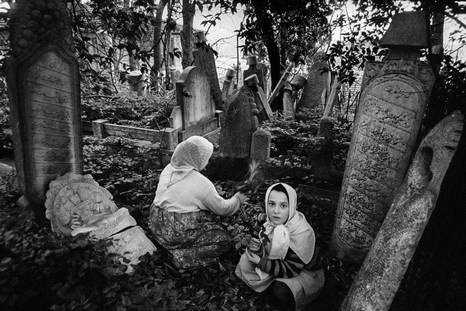 Ara Güler  Enfants jouant dans un cimetière à Ortaköy - 1985